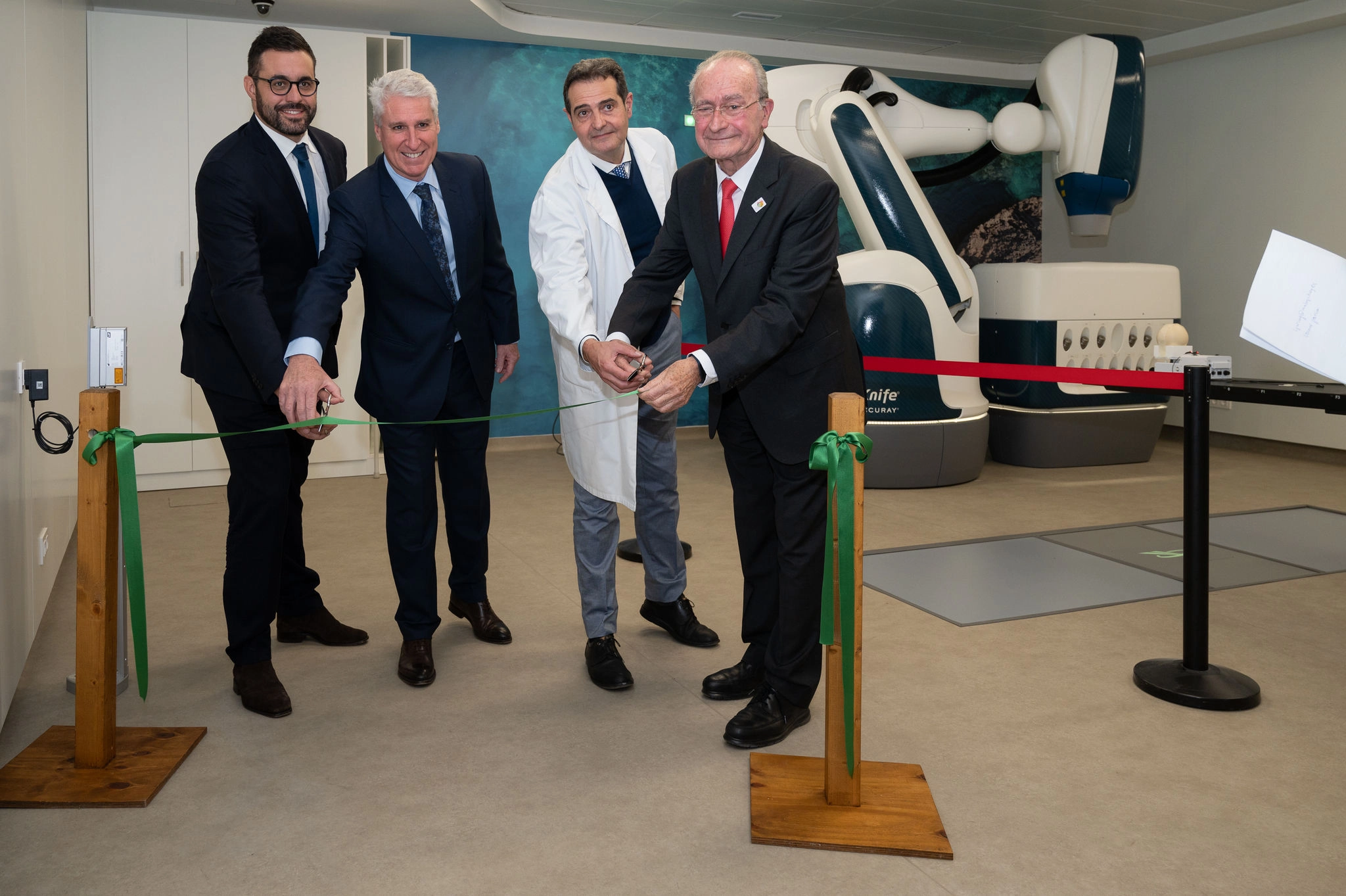 Doctores cortando el lazo