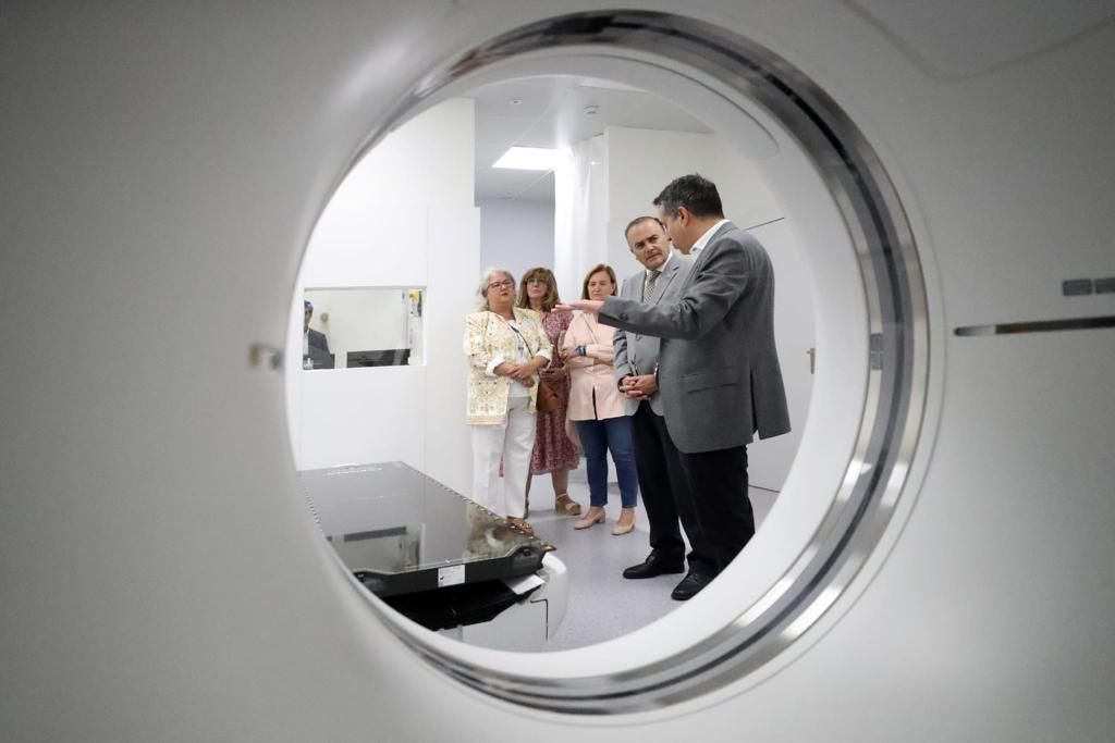 El Excmo. Sr. alcalde José Julián Gregorio visita el centro oncológico GenesisCare en Talavera de la Reina
