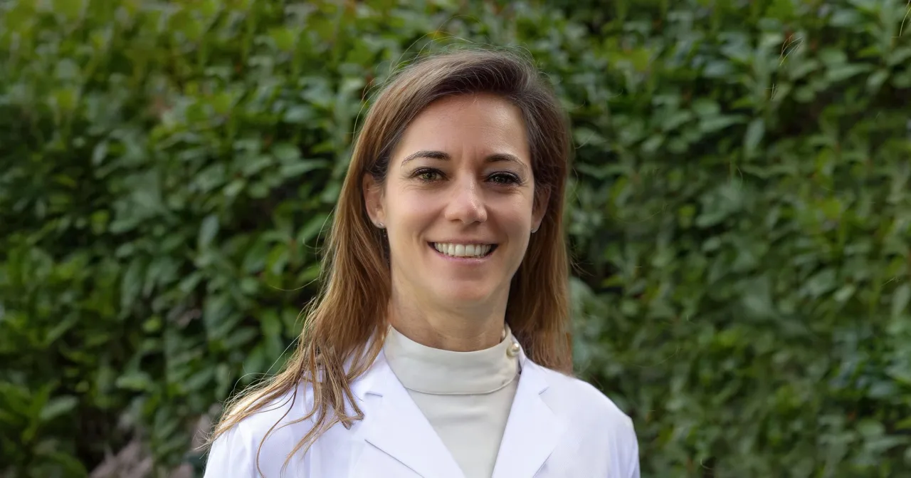 Las mujeres dominan la sanidad, pero aún no la lideran: la Dra. Esther Holgado y el reto del liderazgo femenino en oncología