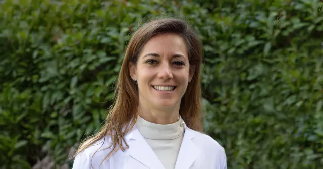 Las mujeres dominan la sanidad, pero aún no la lideran: la Dra. Esther Holgado y el reto del liderazgo femenino en oncología