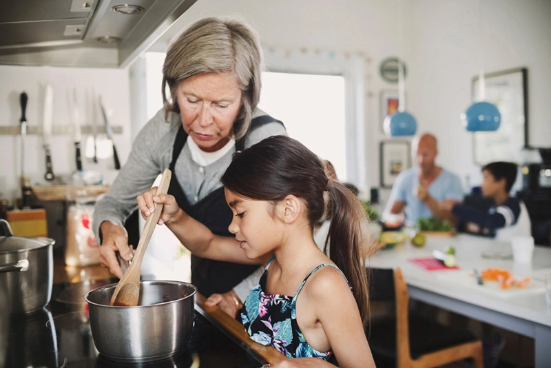 abuela y nieta cocinando
