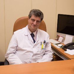 Dr. Roberto Martínez